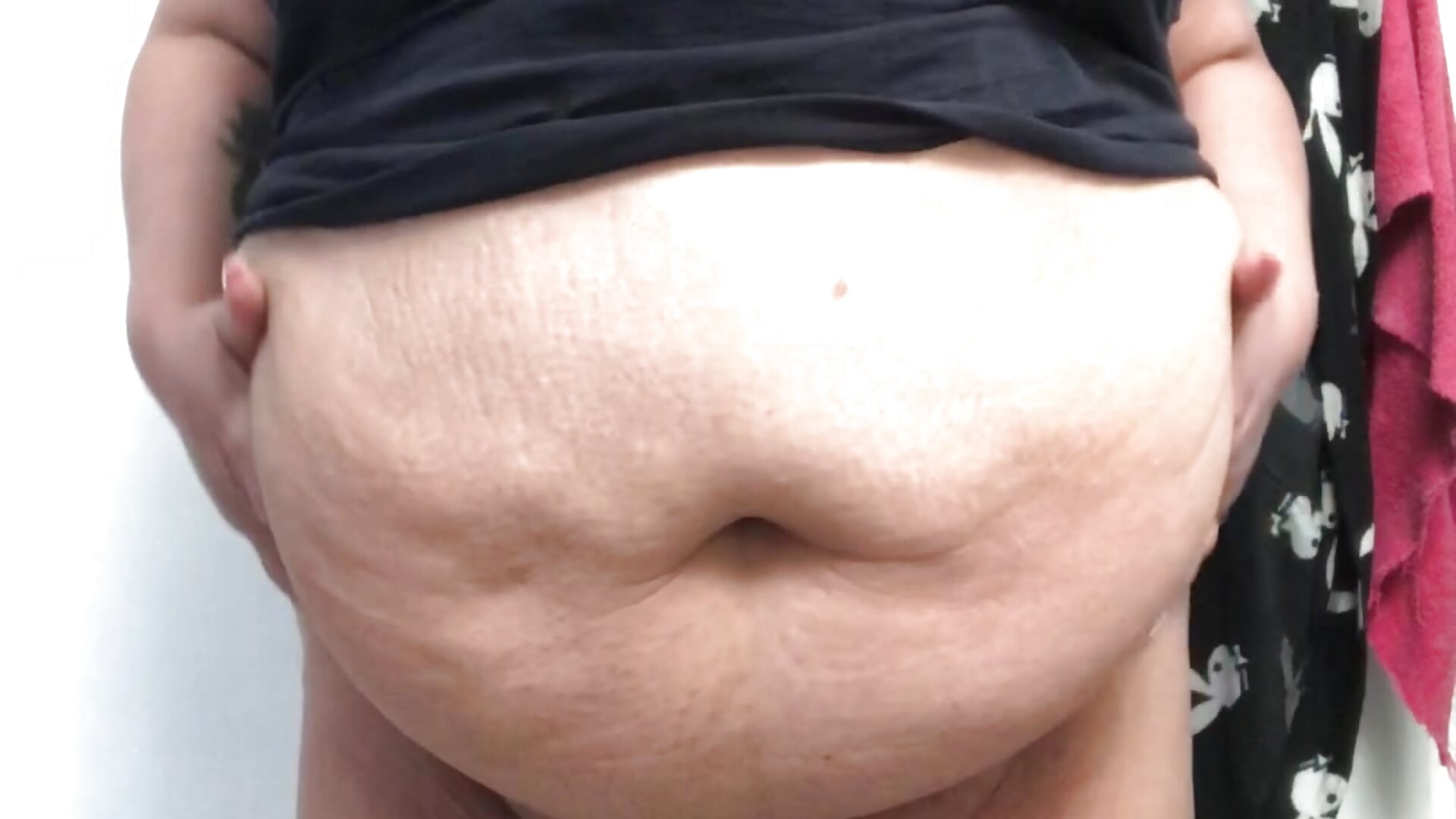 Quick belly play - video by Mila_Ferrara cam model