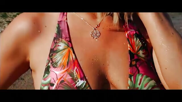 Sensual Summer Day - video by LuckySara cam model