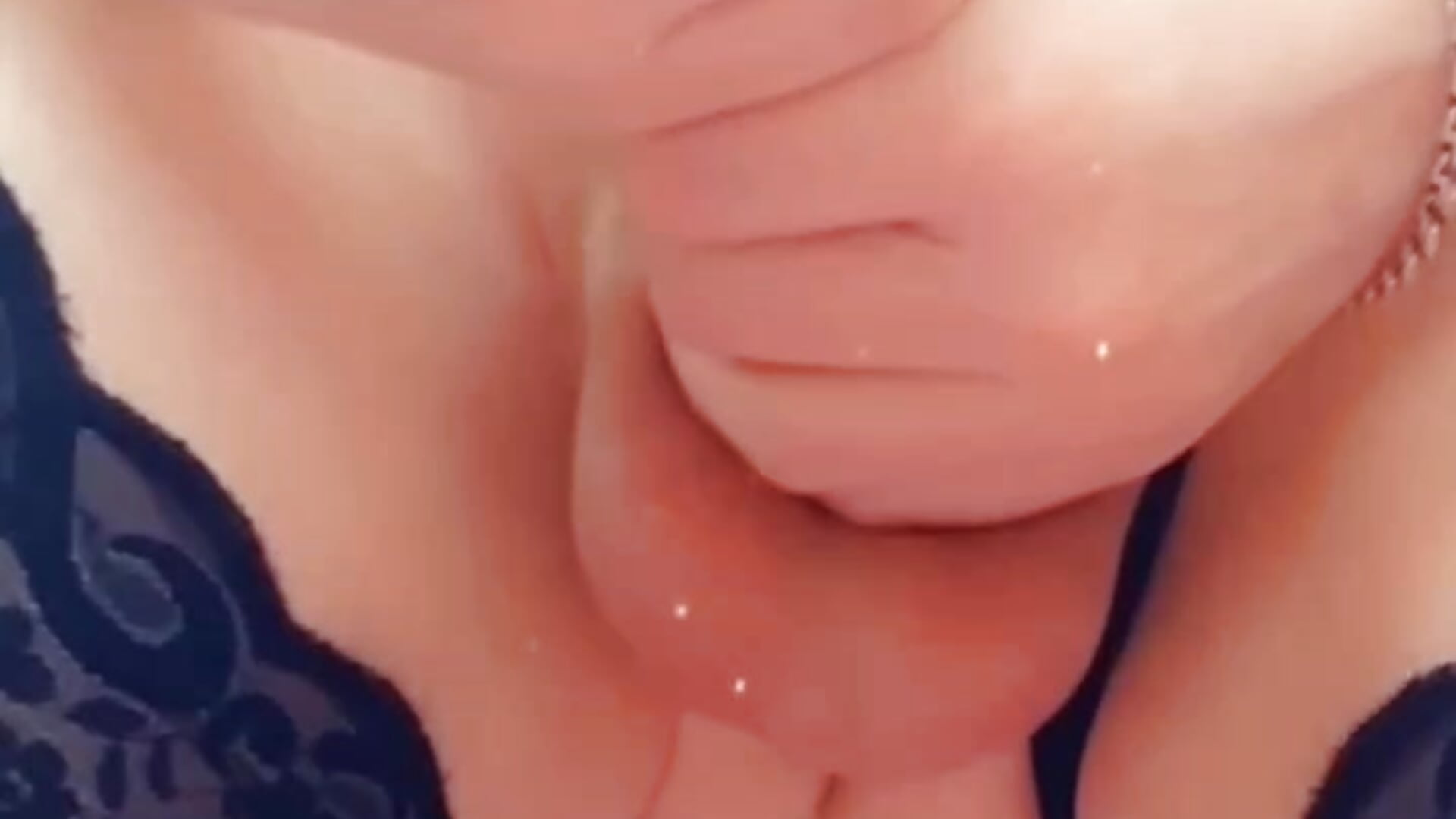 Suck me HARD! - CharlizeTranny 캠 모델의 동영상