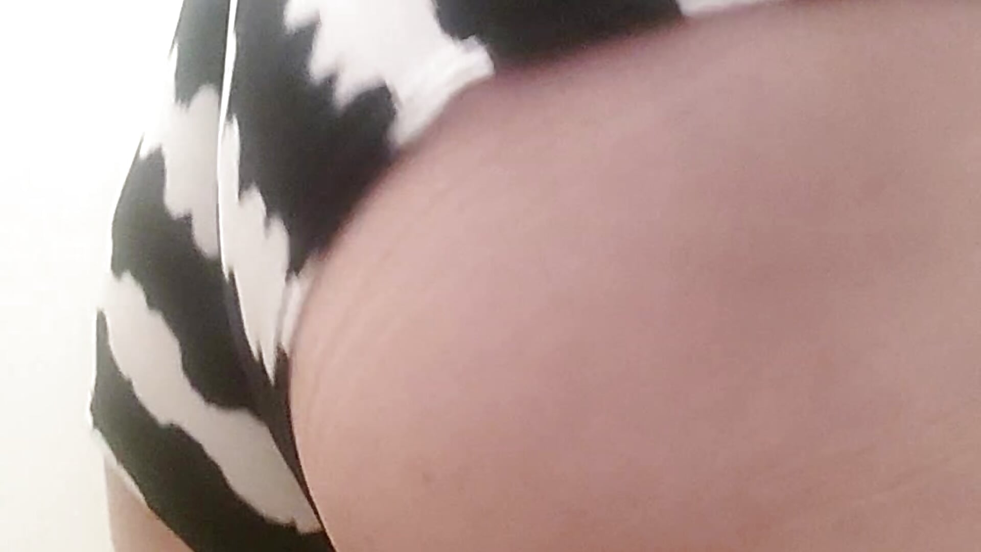 Booty bouncing - video by BornHungLow cam model