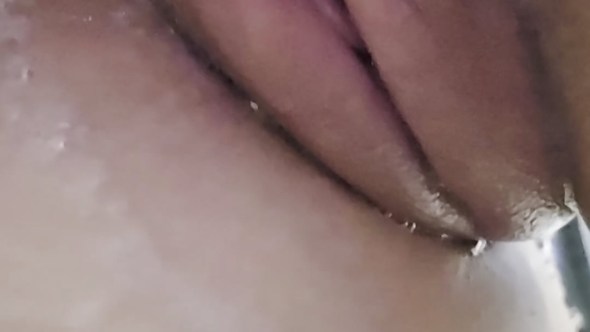 Végig folyik a hab egészen a csupasz puncimig... - video by Analimado18 cam model