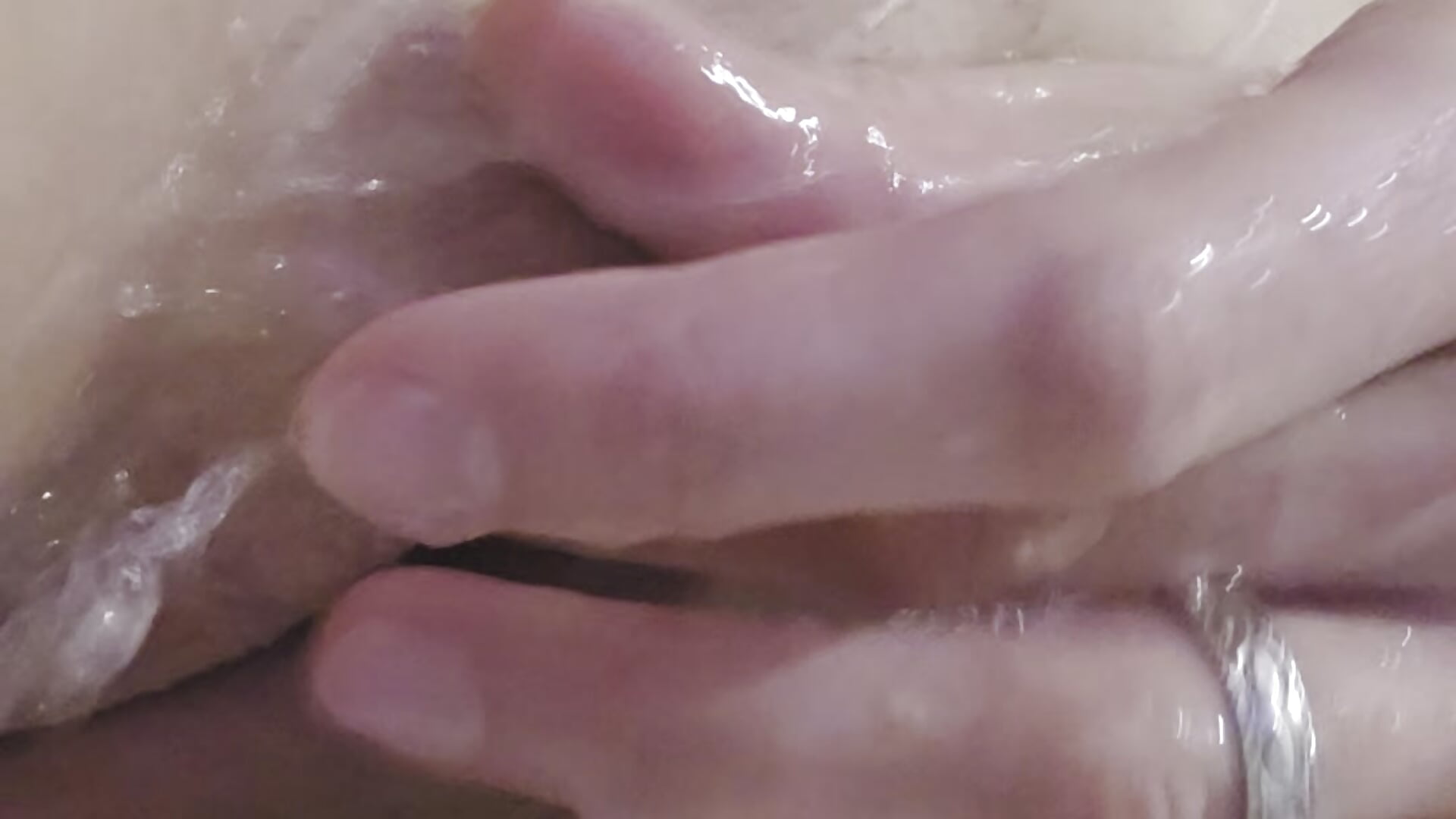 Punci ujjazása a kádban🤭 - video by Analimado18 cam model