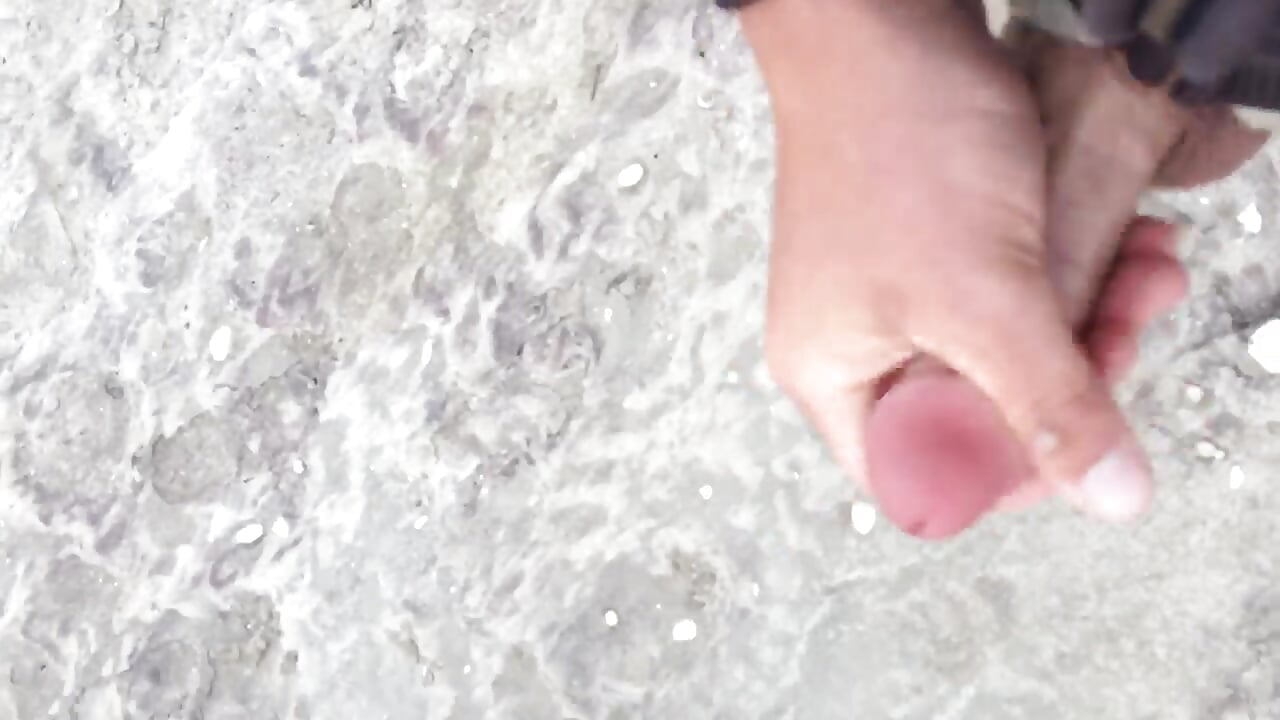 Pub beach jerk and cum - video by bdsmbear4cub cam model