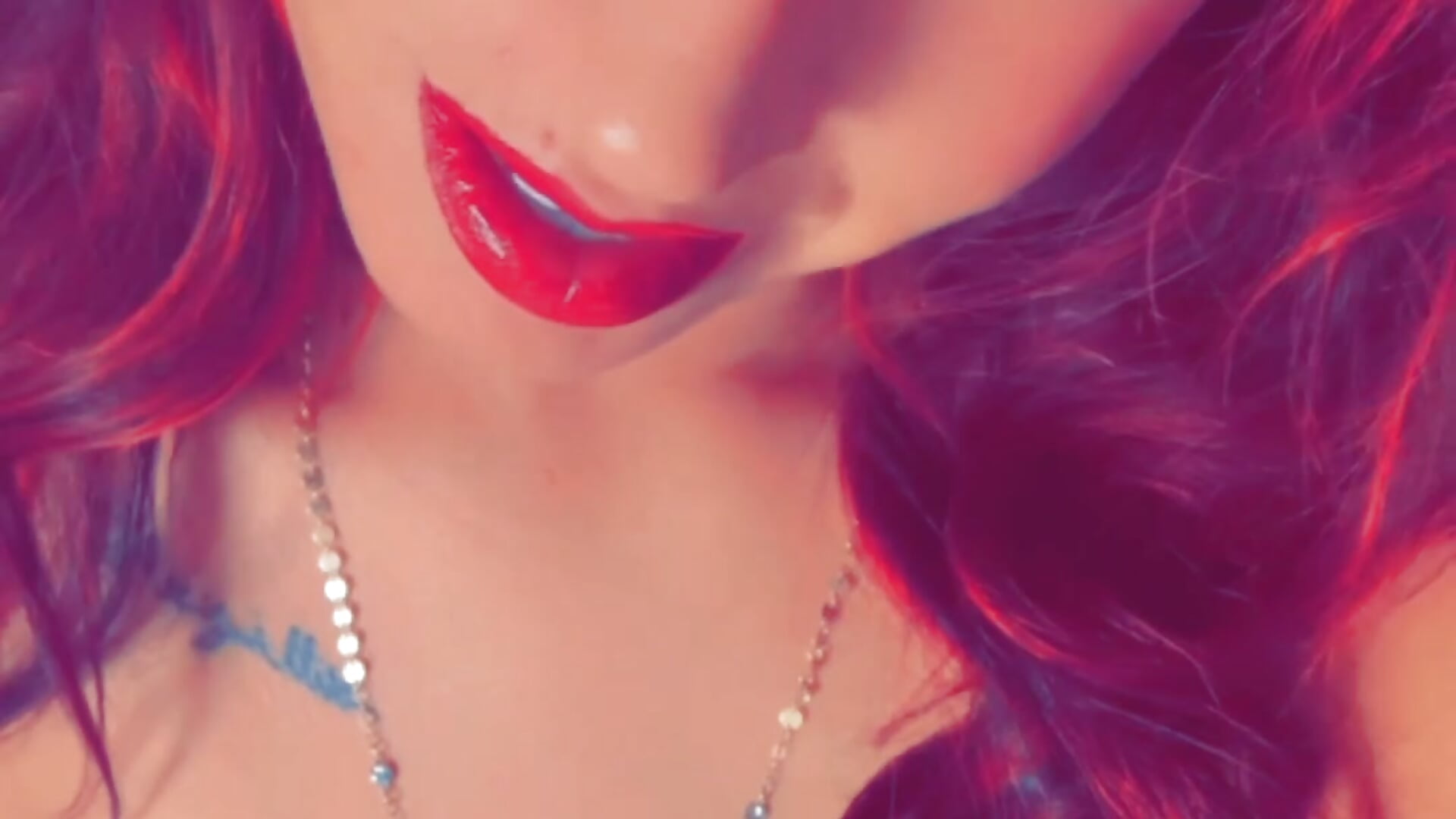 I’m too hot to cry - video của người mẫu cam DesereaRose