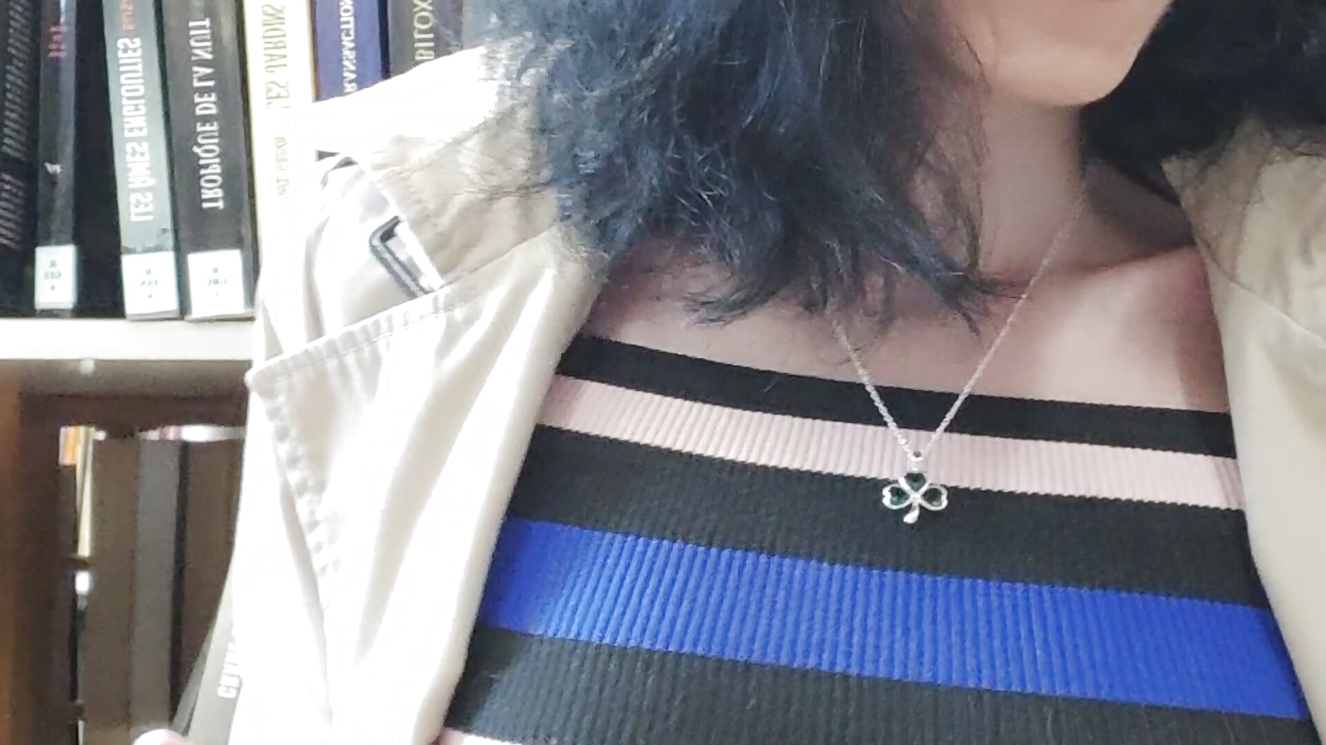 Flash boobs a la bibliothèque - vídeo de la modelo de cam cleophee