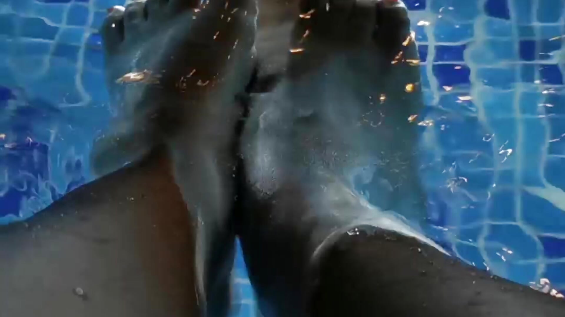 Feet in the pool - video by Blue_luna cam model