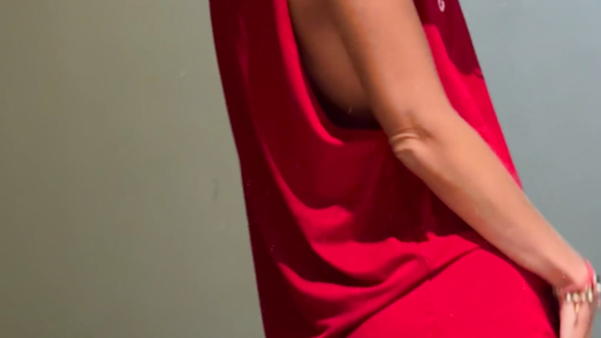 "My mood today is a bright scarlet: too noticeable to ignore."❤️ - video by StarryHanna cam model