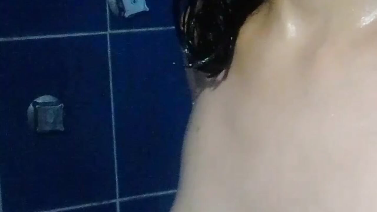 taking a shower– zafir_elf kameramodell videója