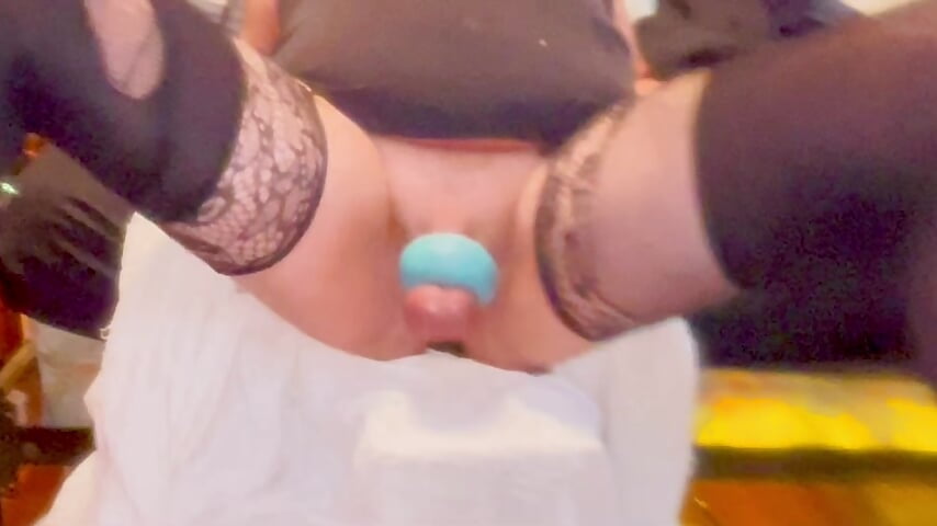 Crossdresser riding dildo blowing clouds - Video von Juantabigcock@xh Cam-Model