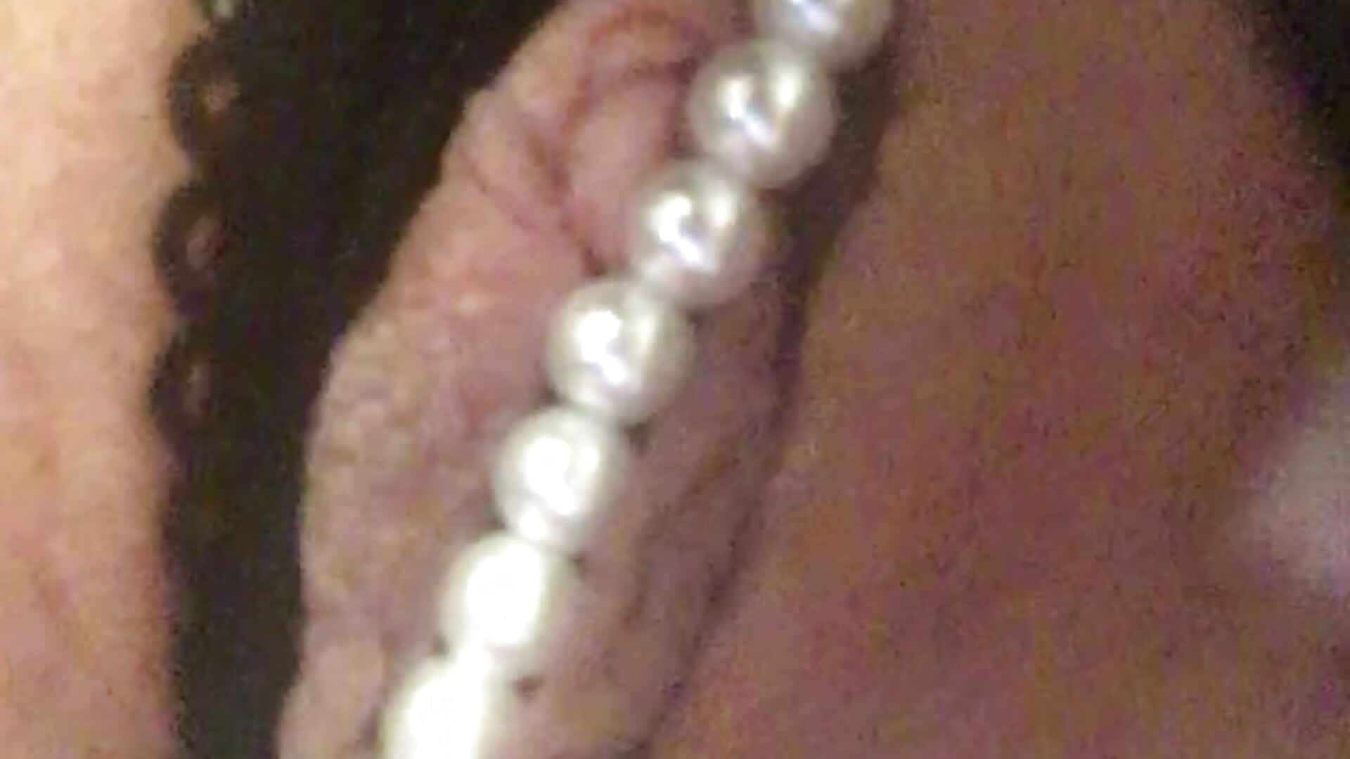 pearls  inside the juicy  pussy! - video oleh model kamera Raffaelababy