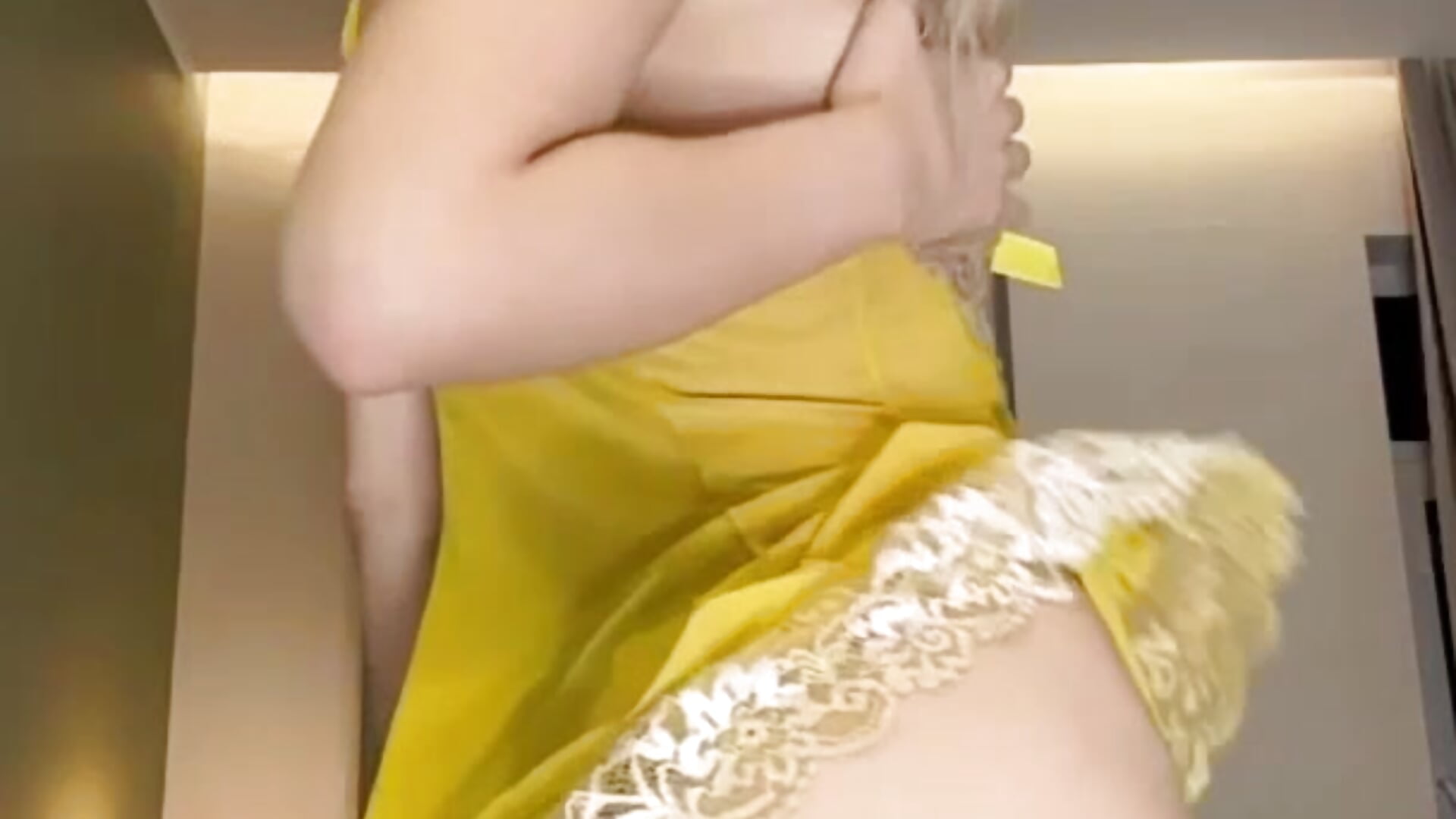 I took off my panties for my friends and flashed my pussy – видео вебкам-модели AnikaBest