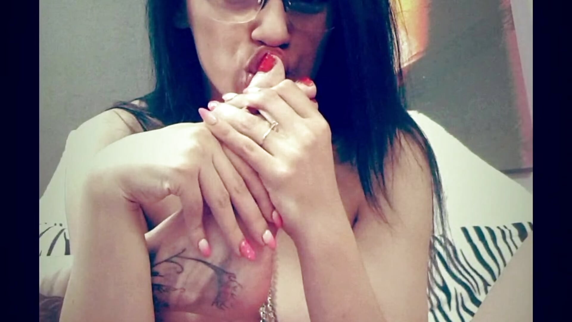 Lick my toes - video by Amynaxxx cam model