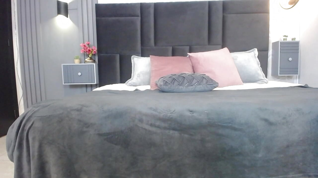 Teasing with my legs - video by GraceElizabeth_ cam model