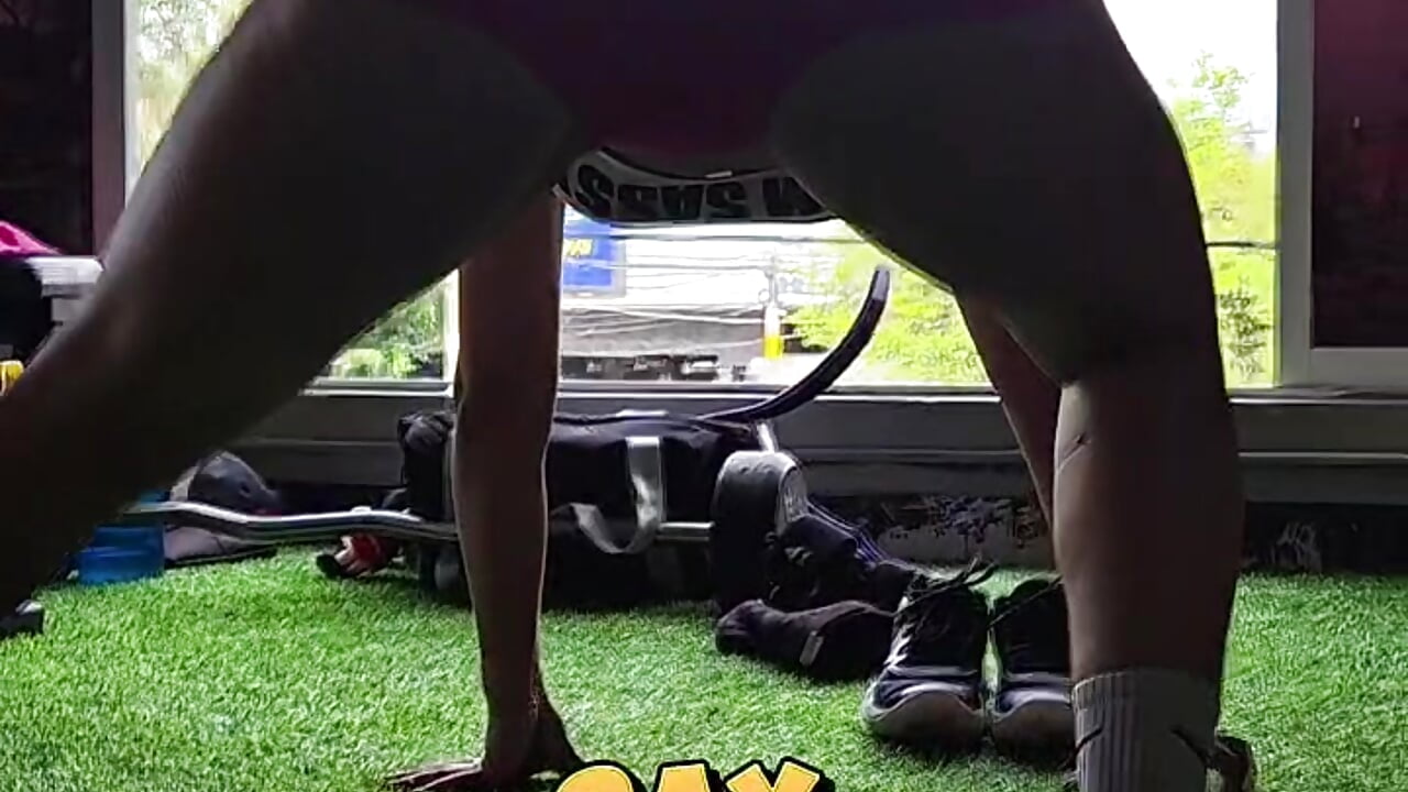 Some stretch before workingout. - video oleh model kamera aliseparker2021