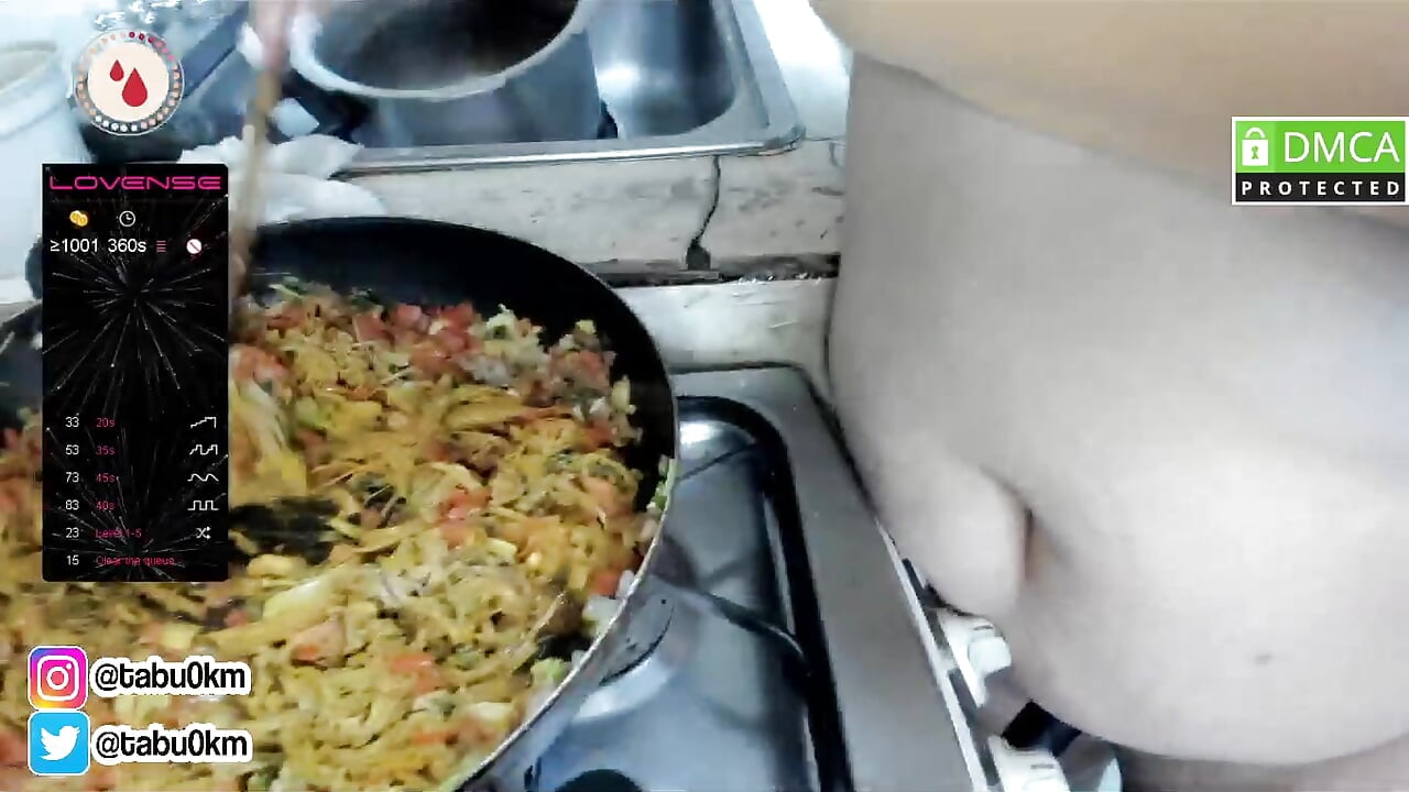 Porque no solo cocino deseo y pasion,tambien uana rica comida - Johana_bbw adlı kamera modelinin videosu