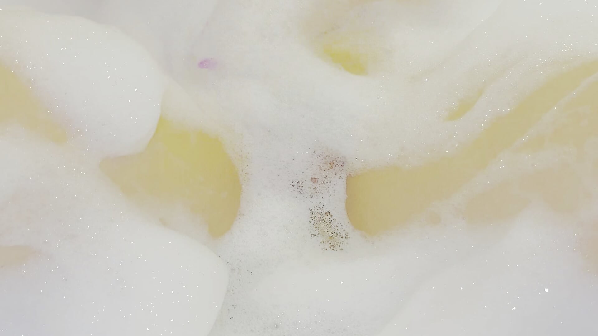 Pussy play in bathtub