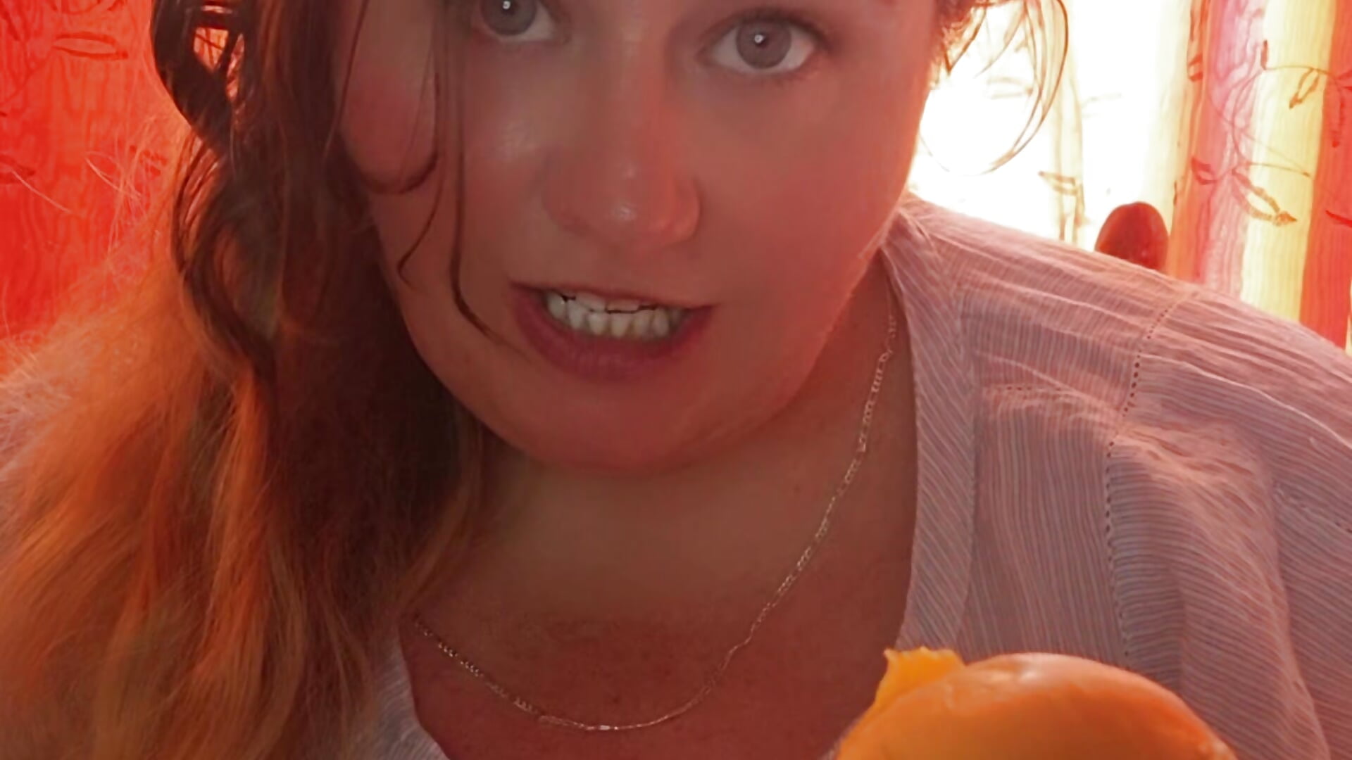 Watch me Eat - vidéo du modèle de showcams Iceprincess2bad4u