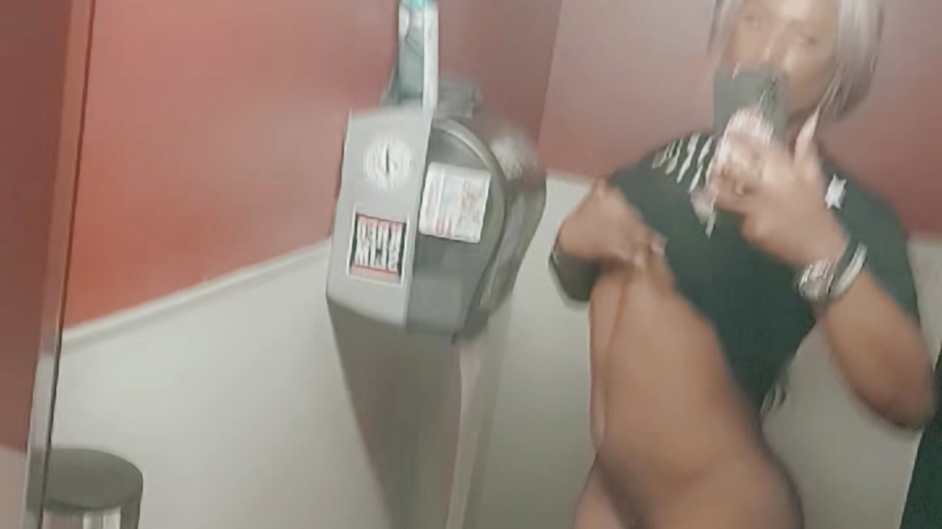 Public bathroom Nude – video modela na kameri beckey_Helix