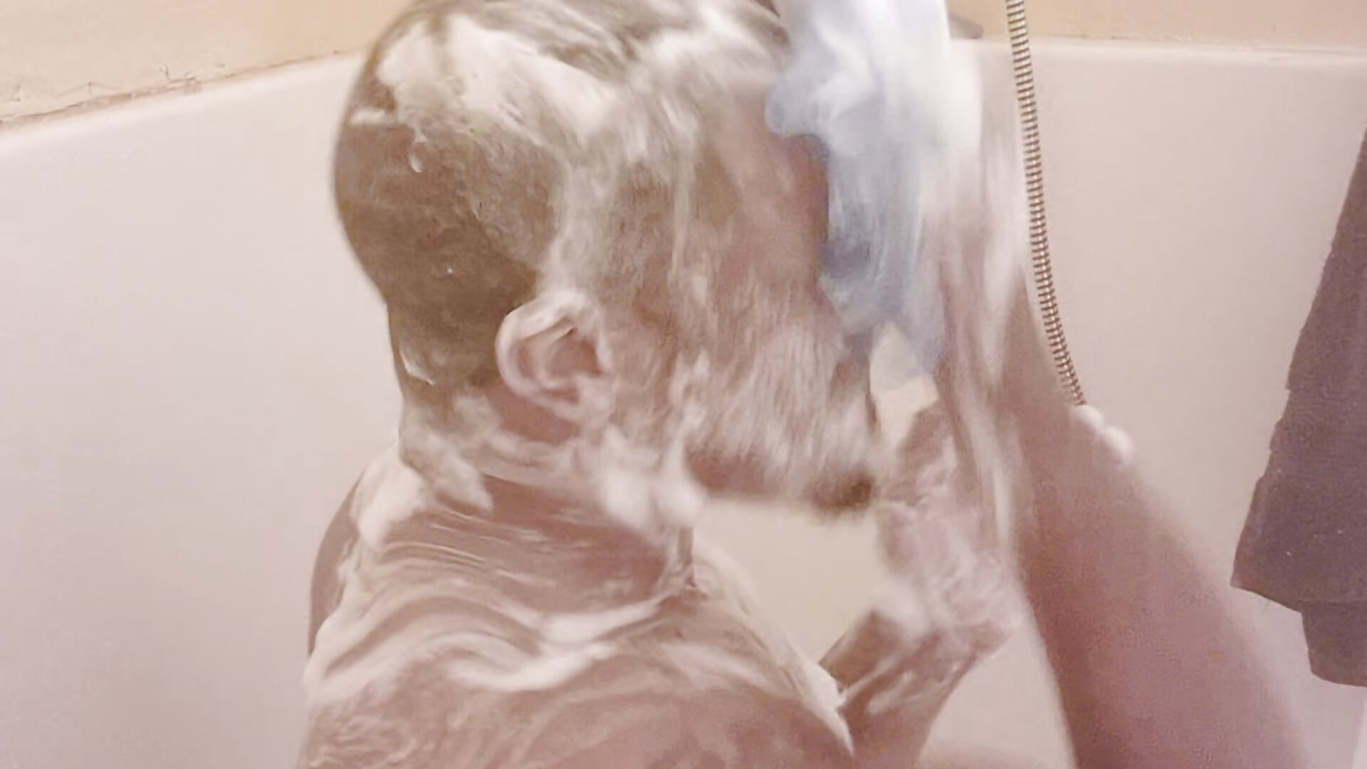 Shower and jerk - SoUnloveable adlı kamera modelinin videosu