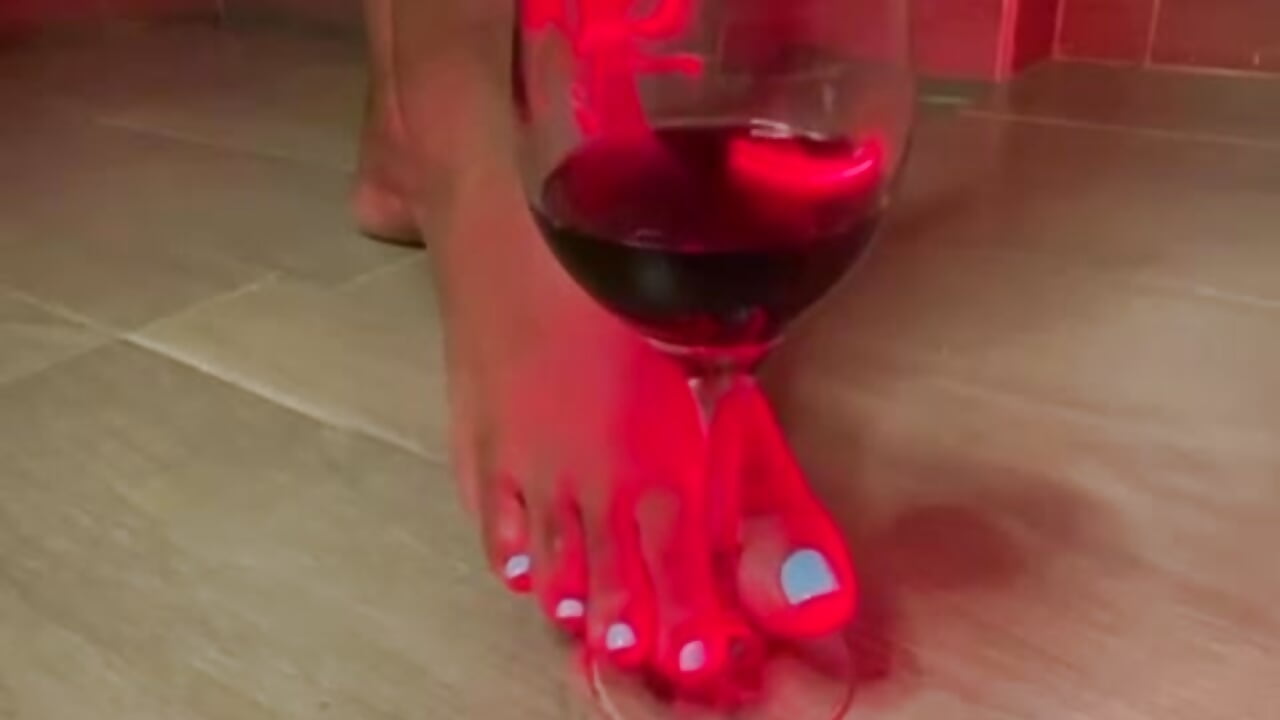 Come and drink with me 🍷😈－カメラキャストのgabytyara2の動画