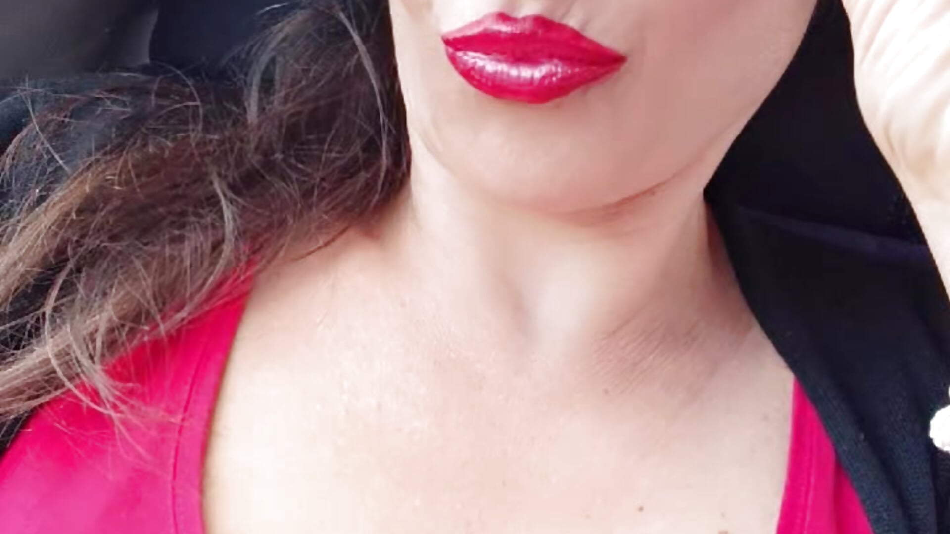 Wanna look into my eyes or between my boobs😂😂 - Video von RebeccaNoble Cam-Model