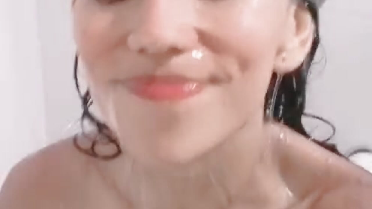 Shower time - video di sussyprice modella di cam