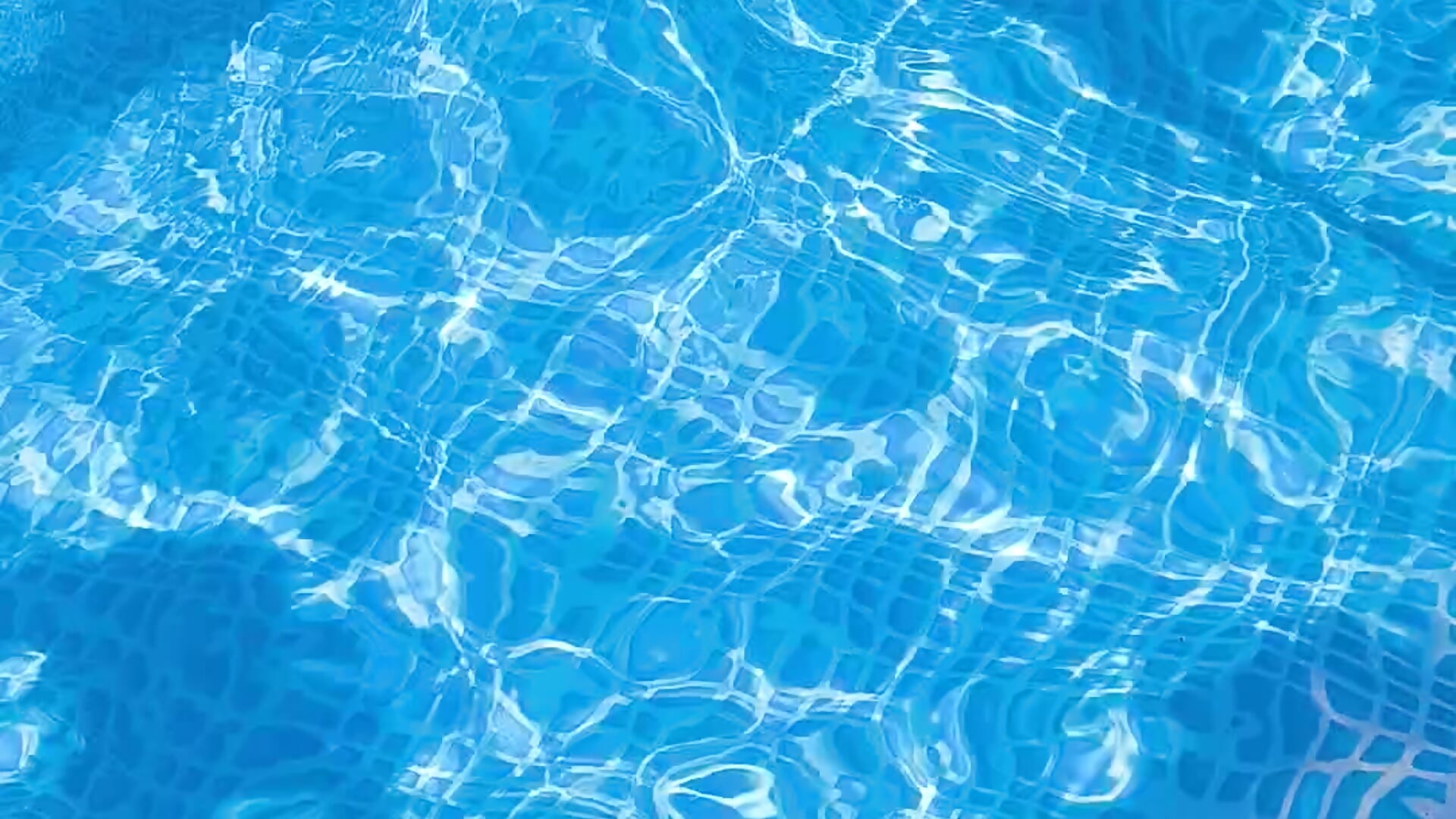 Nue dans ma piscine