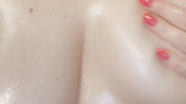 How to oil up a milf - فيديو من Thick-Milf-Lisa