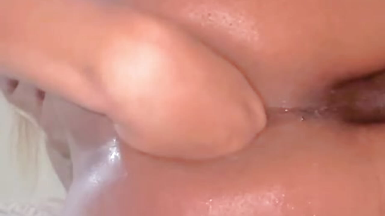 STICKING 5 FINGERS IN MY ASSHOLE + GIANT BUTTPLUG - video by RubiOberli cam model