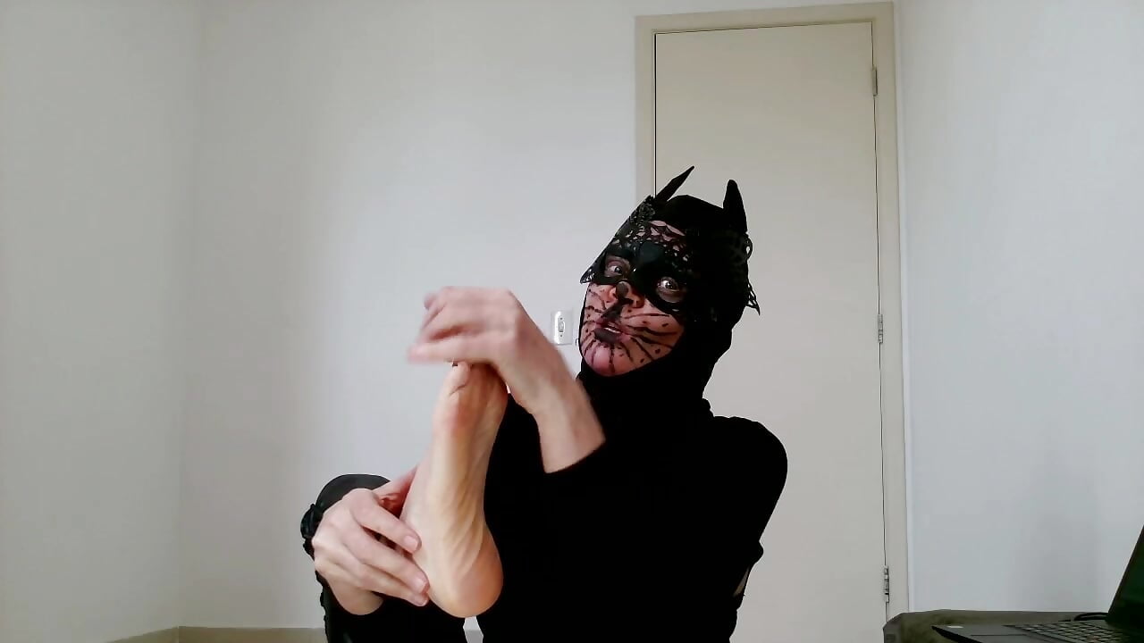 Feet - CatWoman licking armpits bare soles toes and feet - vídeo de Brazilian_Miss modelo de câmara