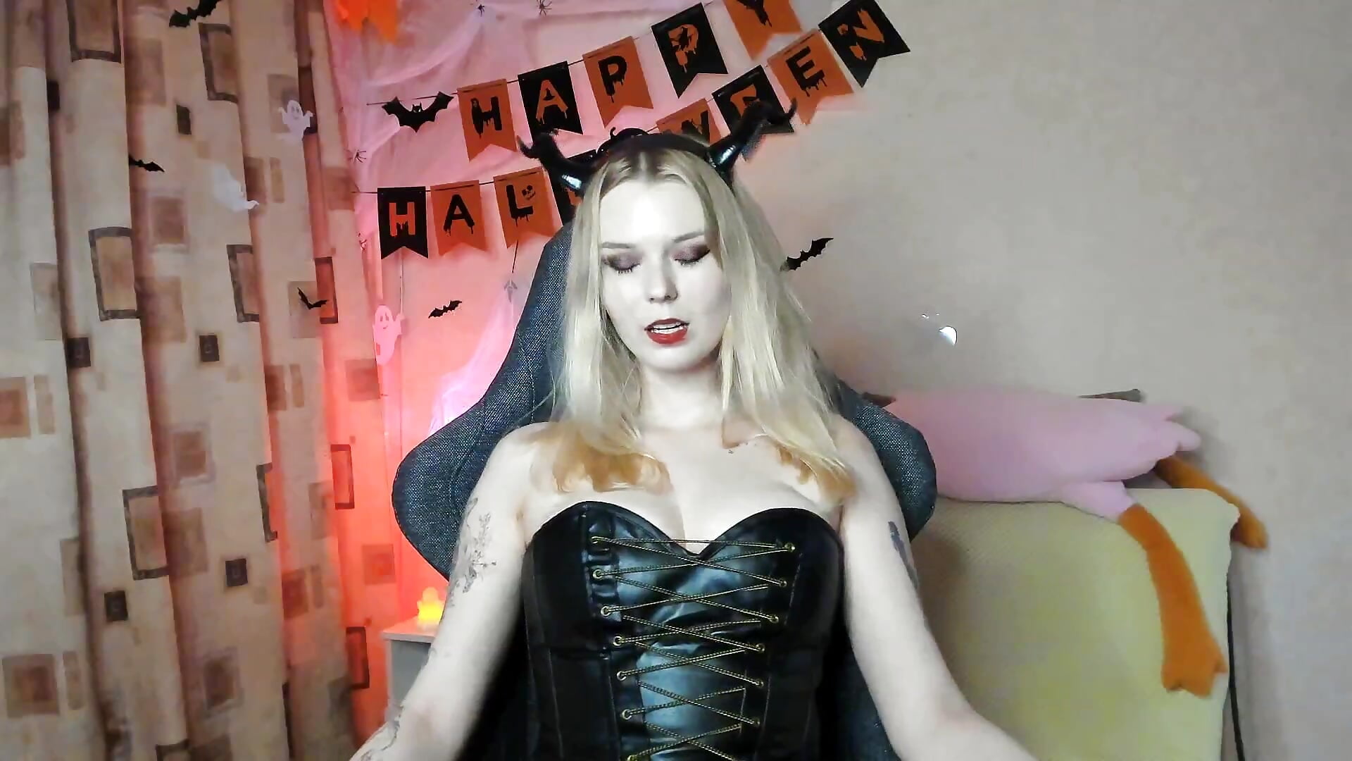 Trick or treat? - video by Vivian_Davis cam model