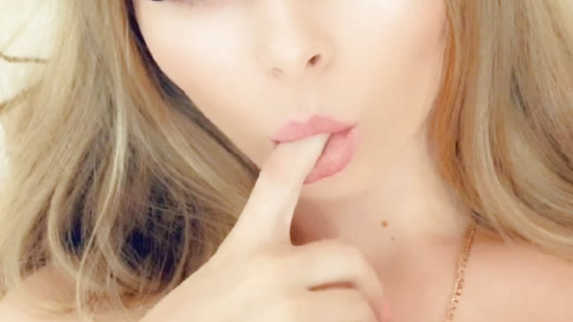 Kiss - video by Elissiya11 cam model