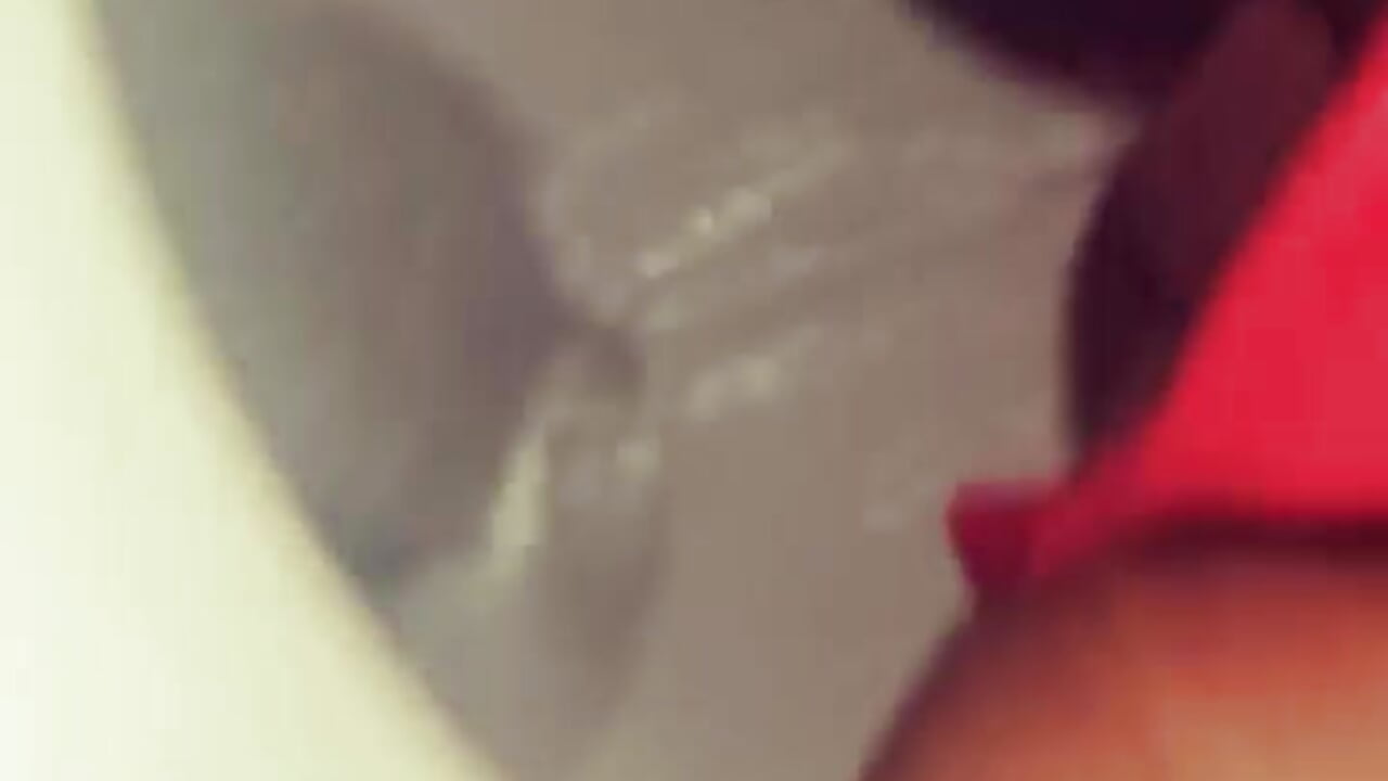 Golden rain - video by Hilarybunnyy cam model