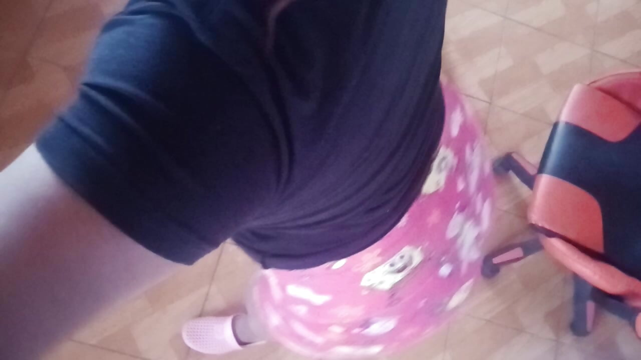 shaking my ass - video by Hilarybunnyy cam model