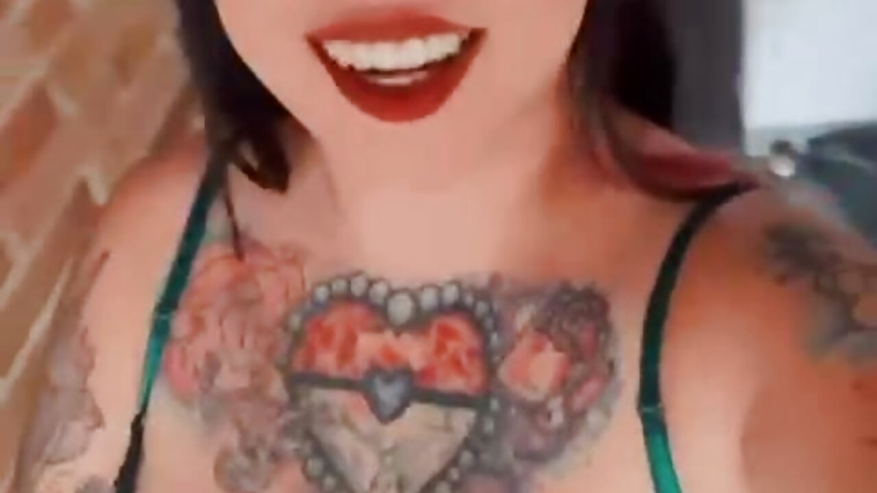 Burning emerald green 🔥 Do you dare to keep looking? 😈 - video của người mẫu cam meda_kawaii_