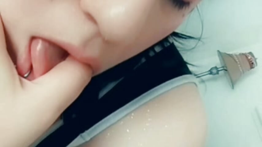 lolafuccbunny sucks her thumb - video by HYPHYtype cam model