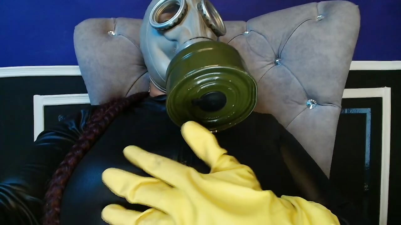 YELLOW GAS AND RUBBER GLOVES RUBBING MY SEX BODY - CelestteSweett 的视频