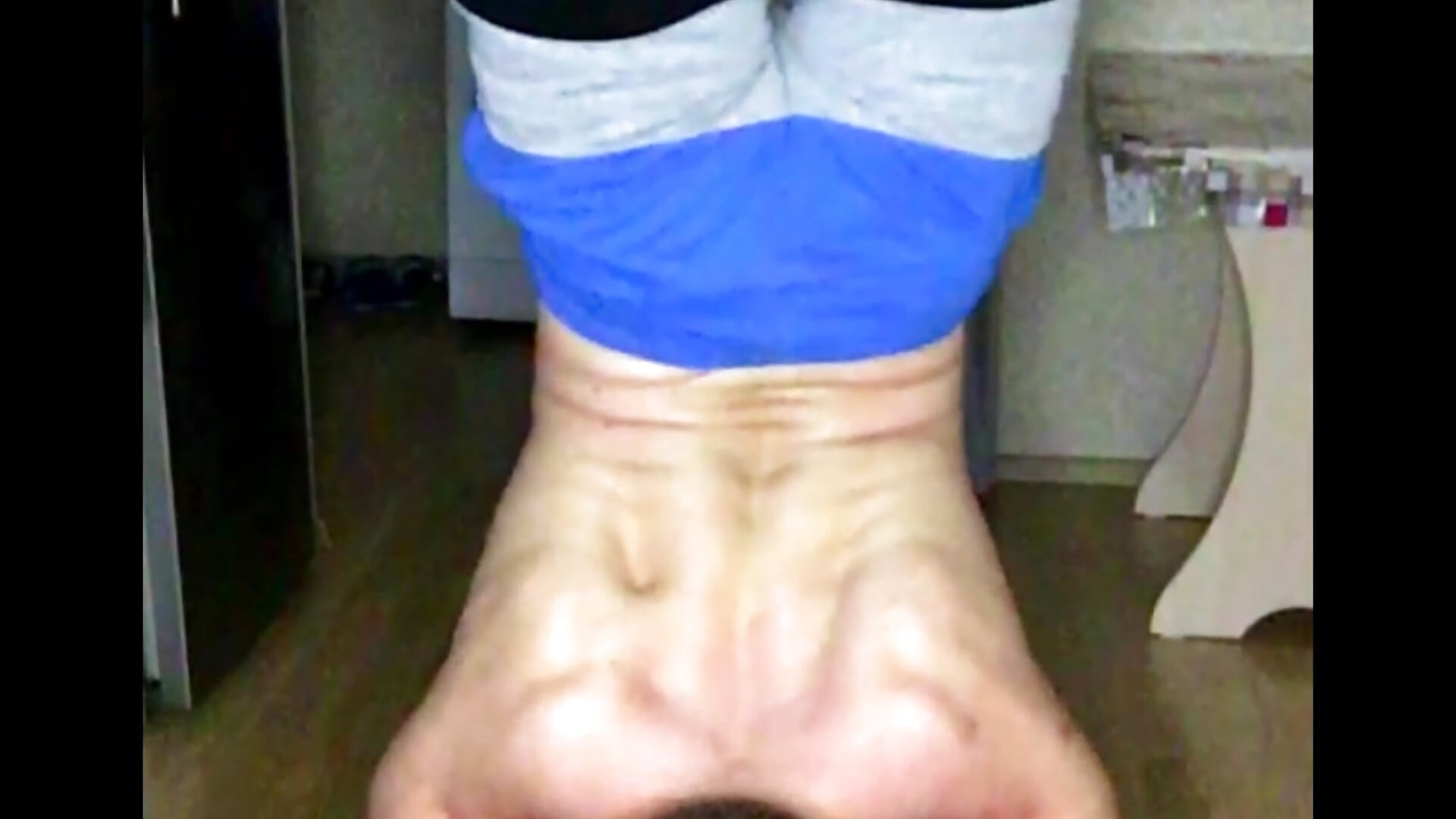 push-ups on the hands - vidéo du modèle de showcams Muscle_Siberia