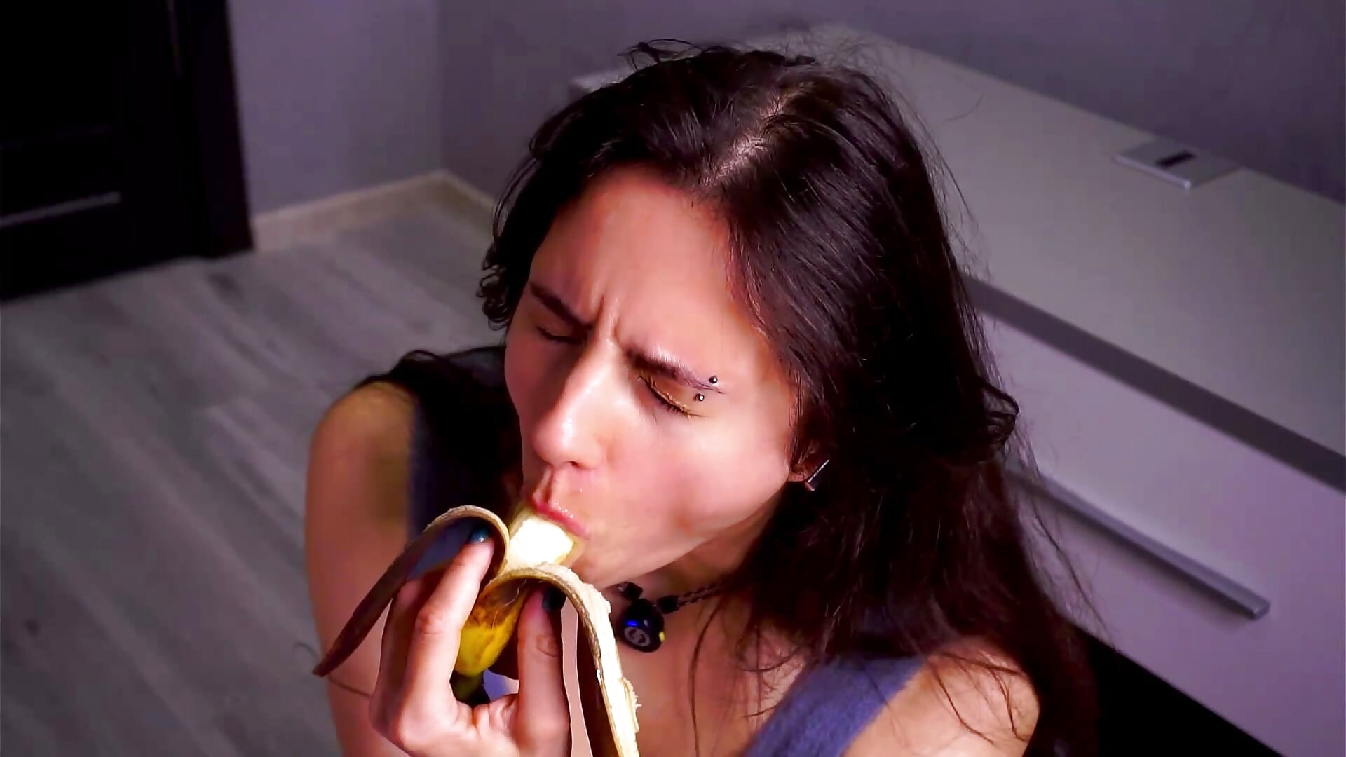 The only right way to eat banana