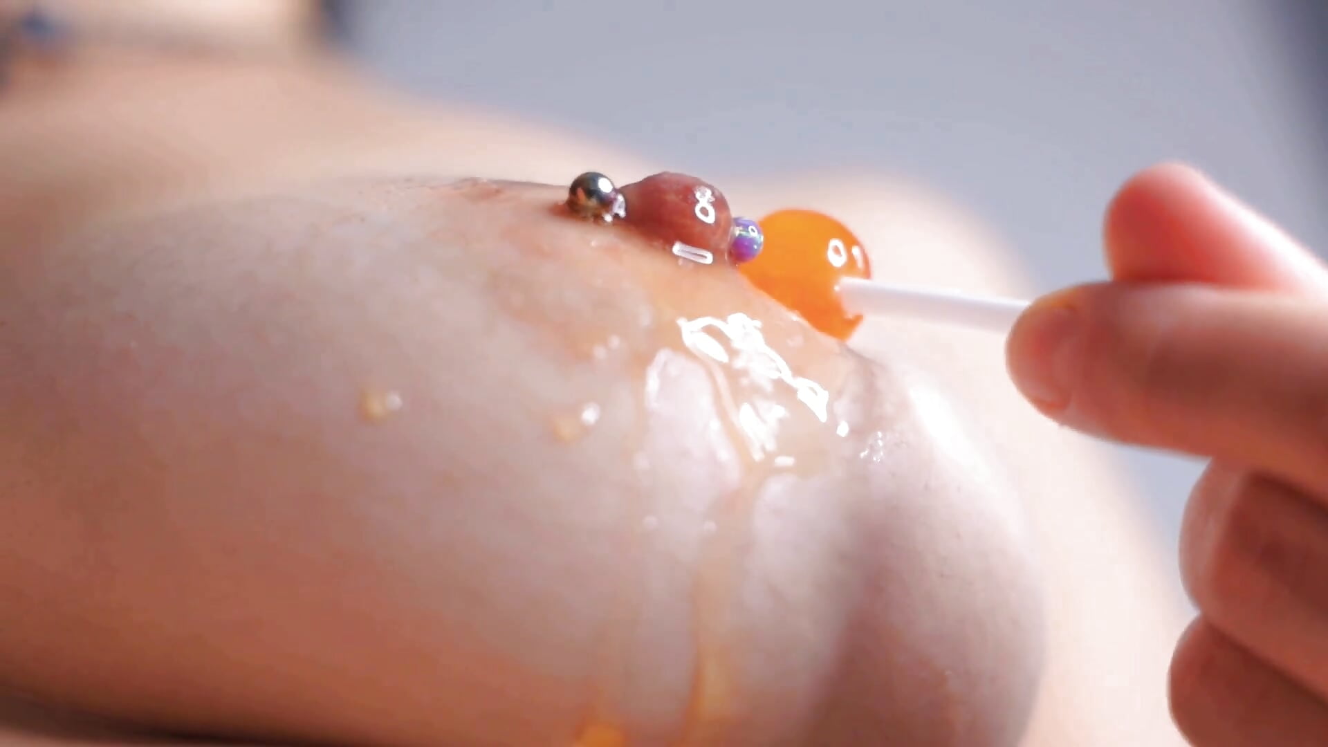 Sexy playing with my nipple and lollipop - วิดีโอโดย Holla_Molly โมเดลแคม