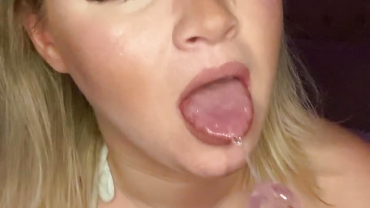 Blowjob dildo - video di Mia555- modella di cam