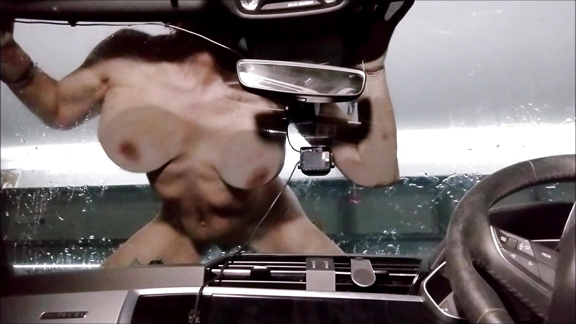 SQUEAKY CLEAN WINDSHIELD with wet tits pussy and ass - Video von NORANOIRX Cam-Model