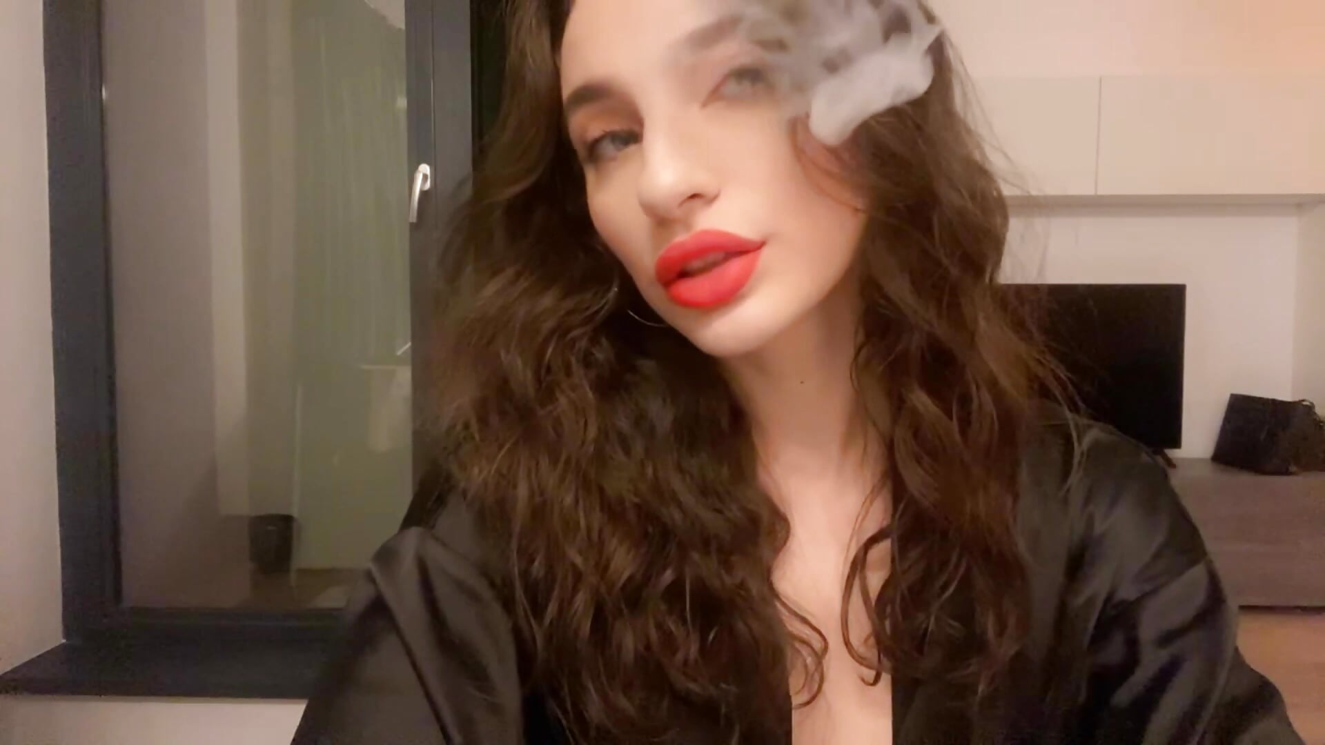 smoking cigarette - відео від вебкаммоделі Sunshine_Eva