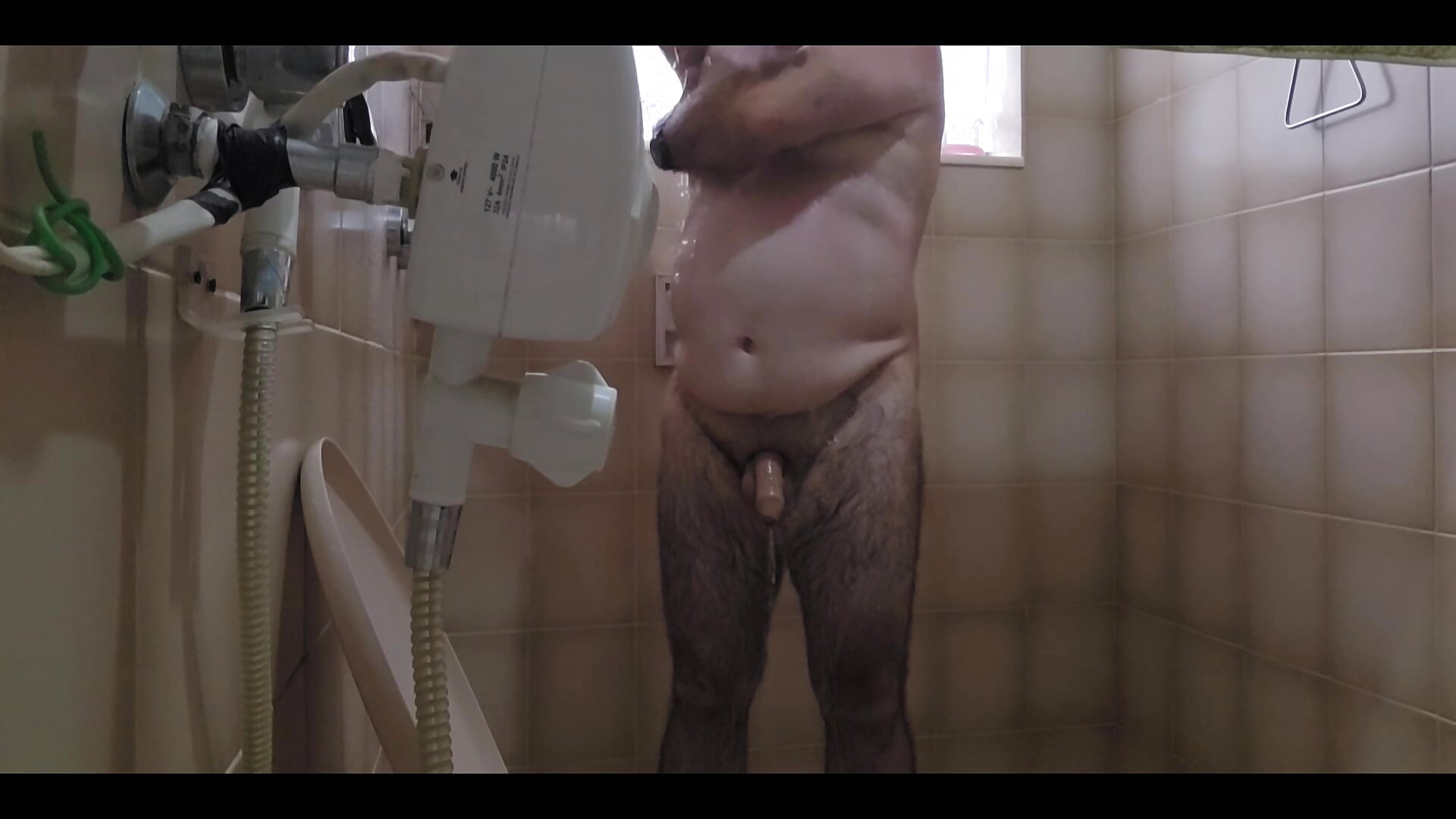 Taking a shower at the site. - Vídeo de MysterBearMG, modelo de vídeos