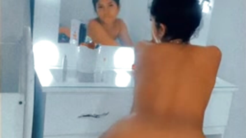 Twerk naked on my room - video by stormyy_ cam model