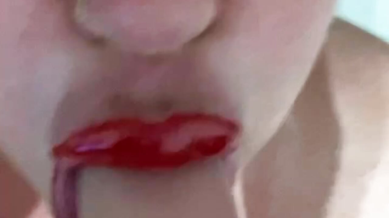 Big swollen red lips blowjob/ride dildo - відео від вебкаммоделі BustyVicky