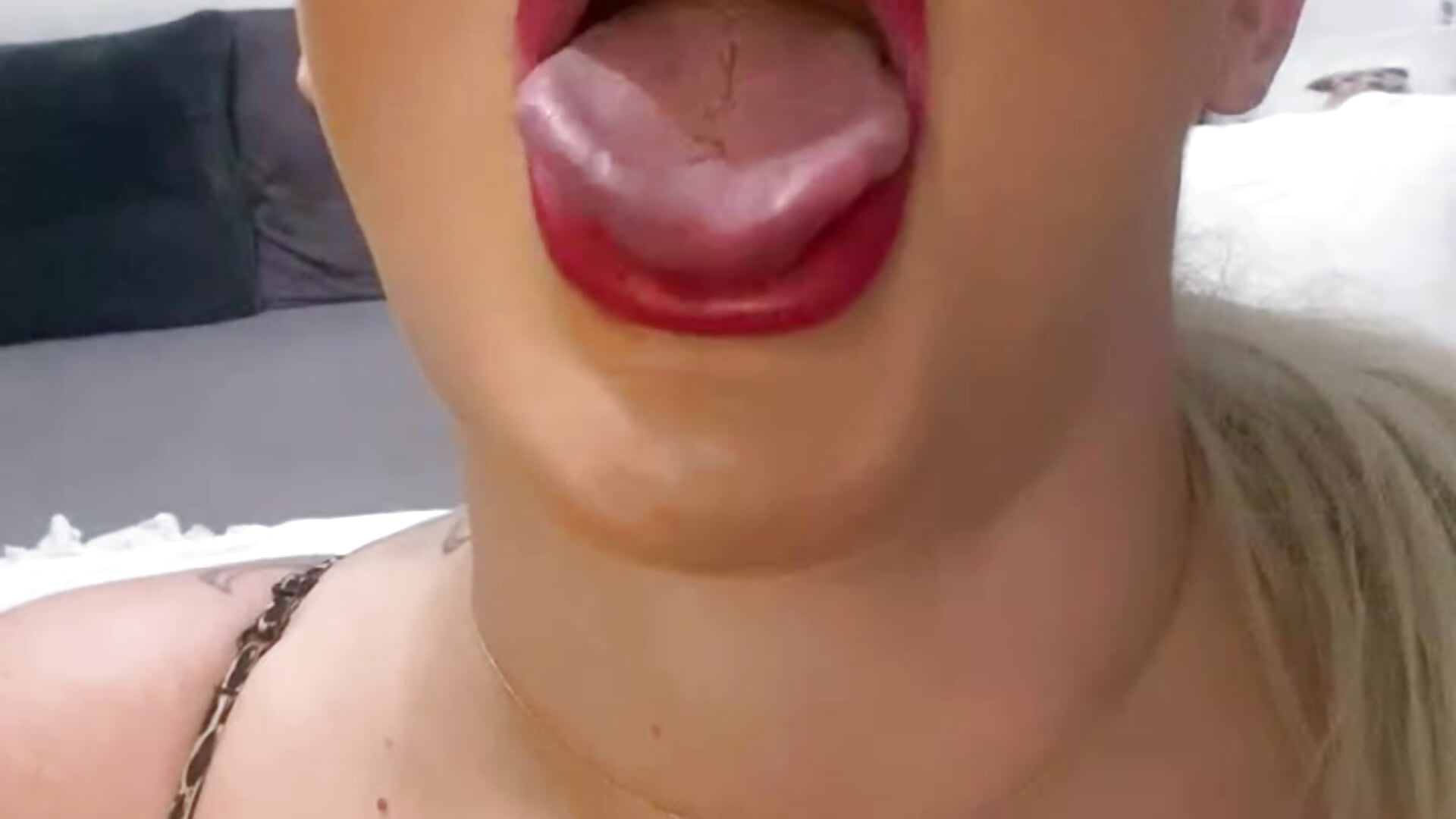 POV BLOWJOB, tongue play, spitting - відео від вебкаммоделі BustyVicky