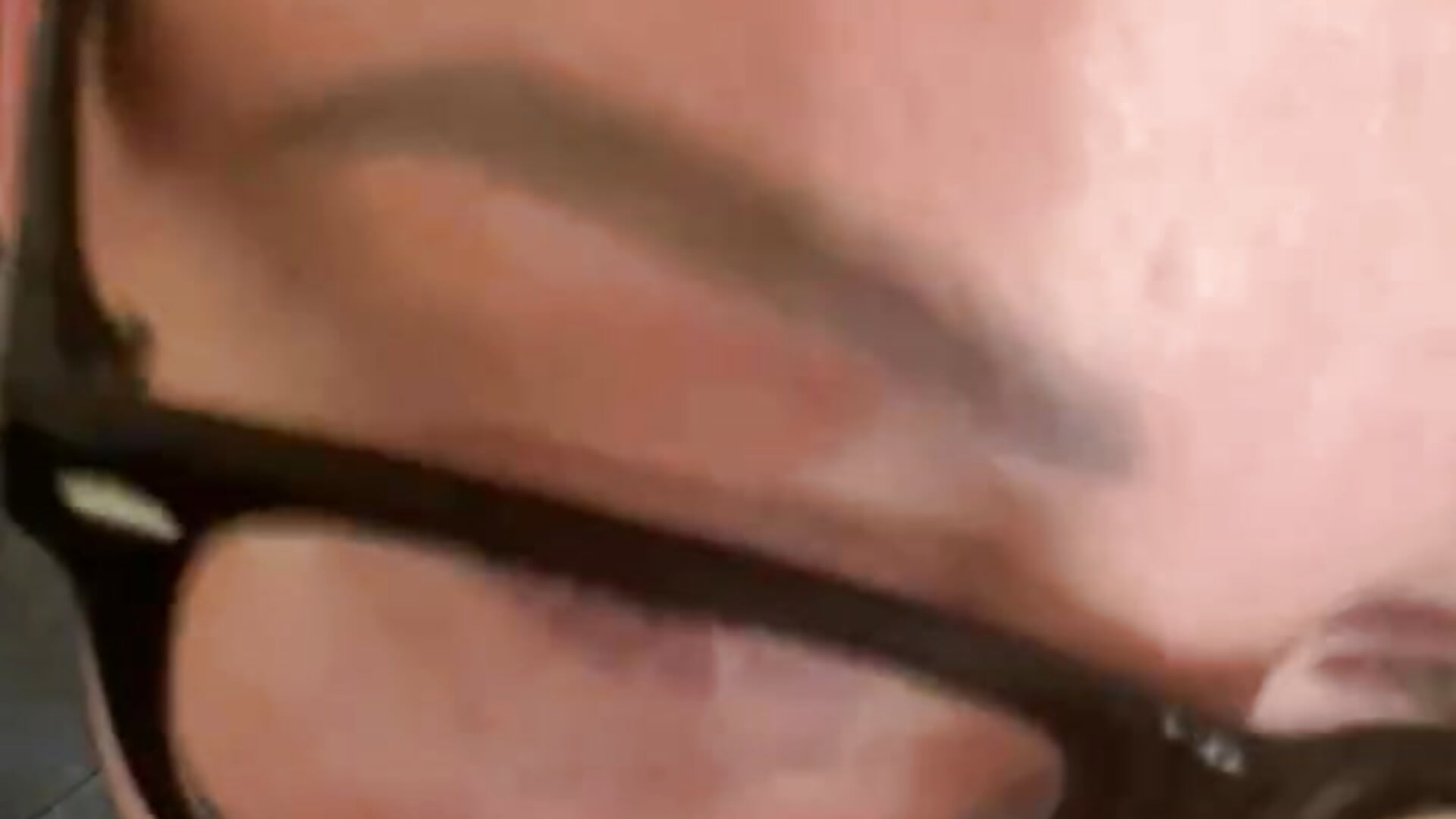 Geile nerd in brillen gefickt/NO MAKEUP :) - відео від вебкаммоделі BustyVicky