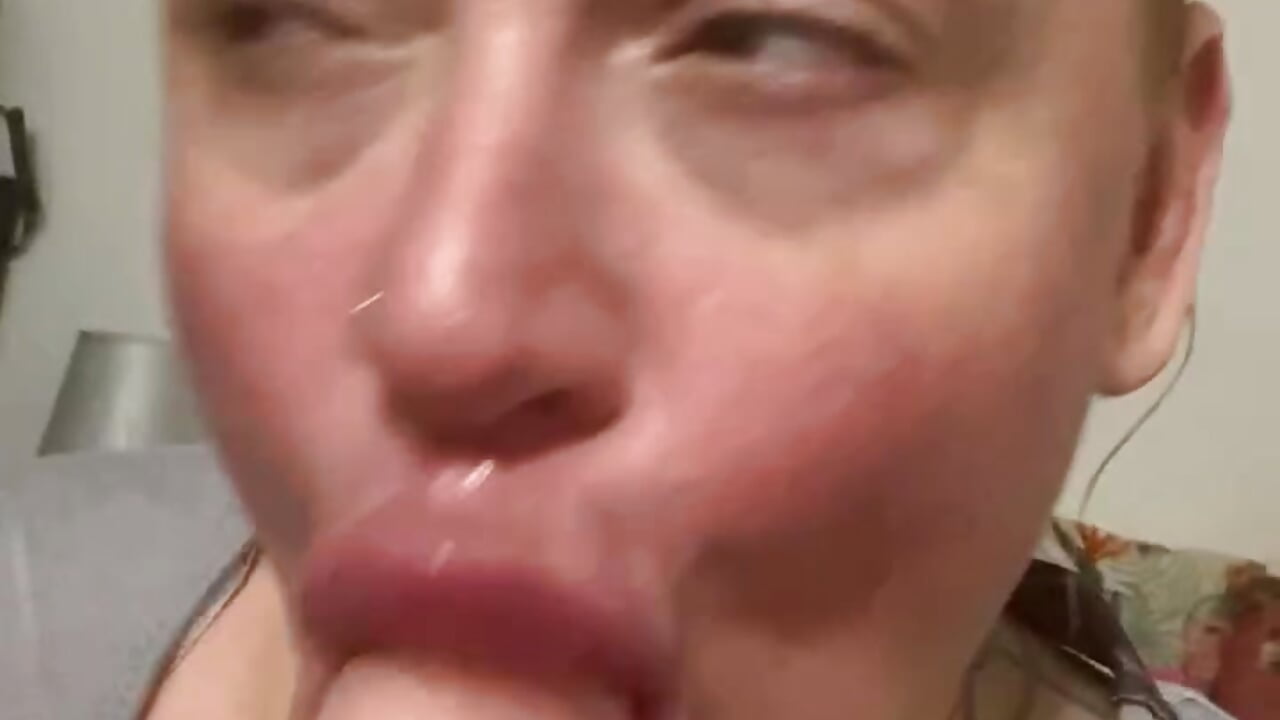 Titten huppen aus tshirt fuck - відео від вебкаммоделі BustyVicky