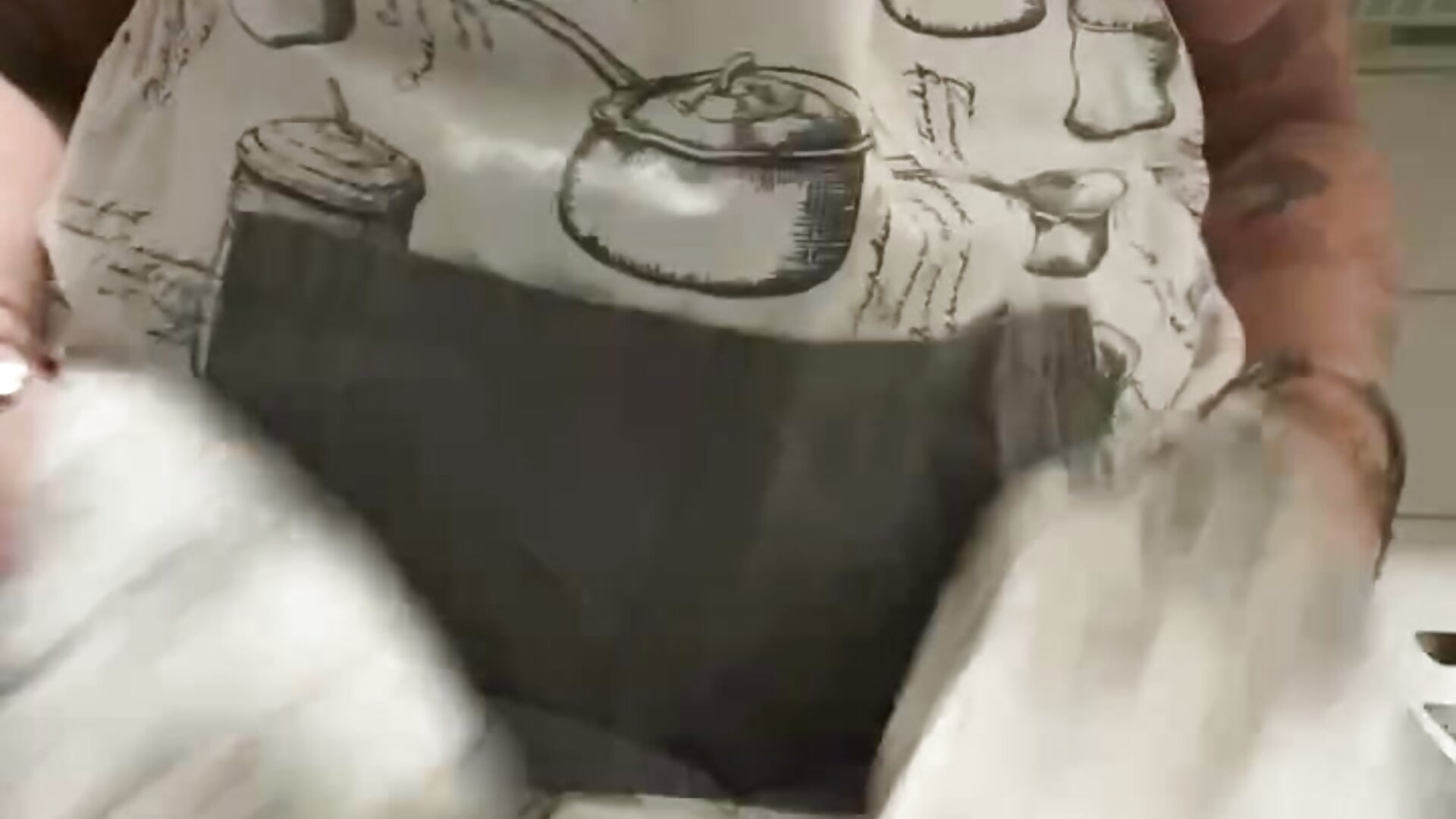 Naked in kitchen play with cucumber on chair - відео від вебкаммоделі BustyVicky